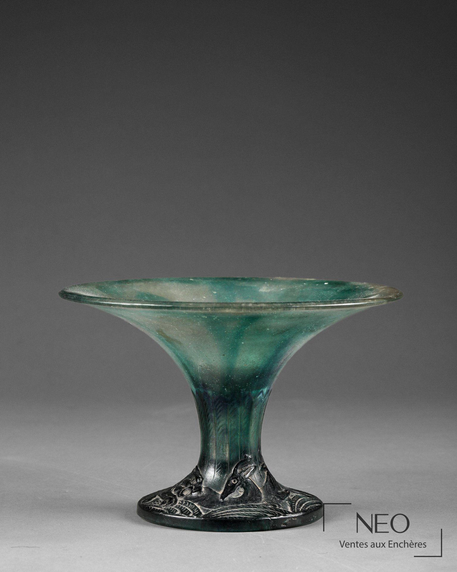 Grande coupe circulaire en pâte de verre bleu