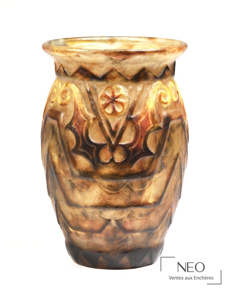 Vase balustre en pâte de verre à décor en relief de fleurs et motifs géométriques
