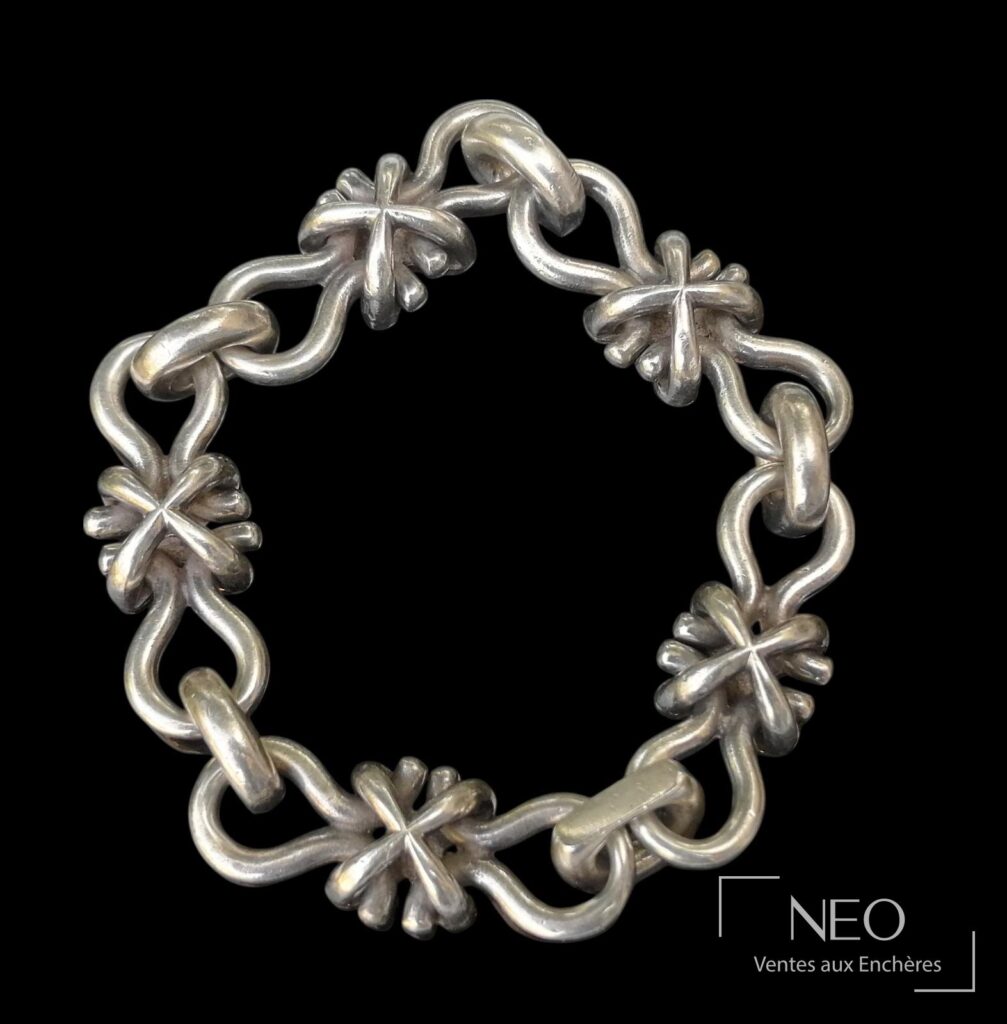 Bracelet en argent aux maillons articulés en forme d’omégas affrontés