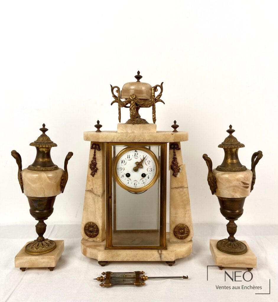 Garniture de cheminée avec pendule portique et deux cassolettes en métal doré et agate