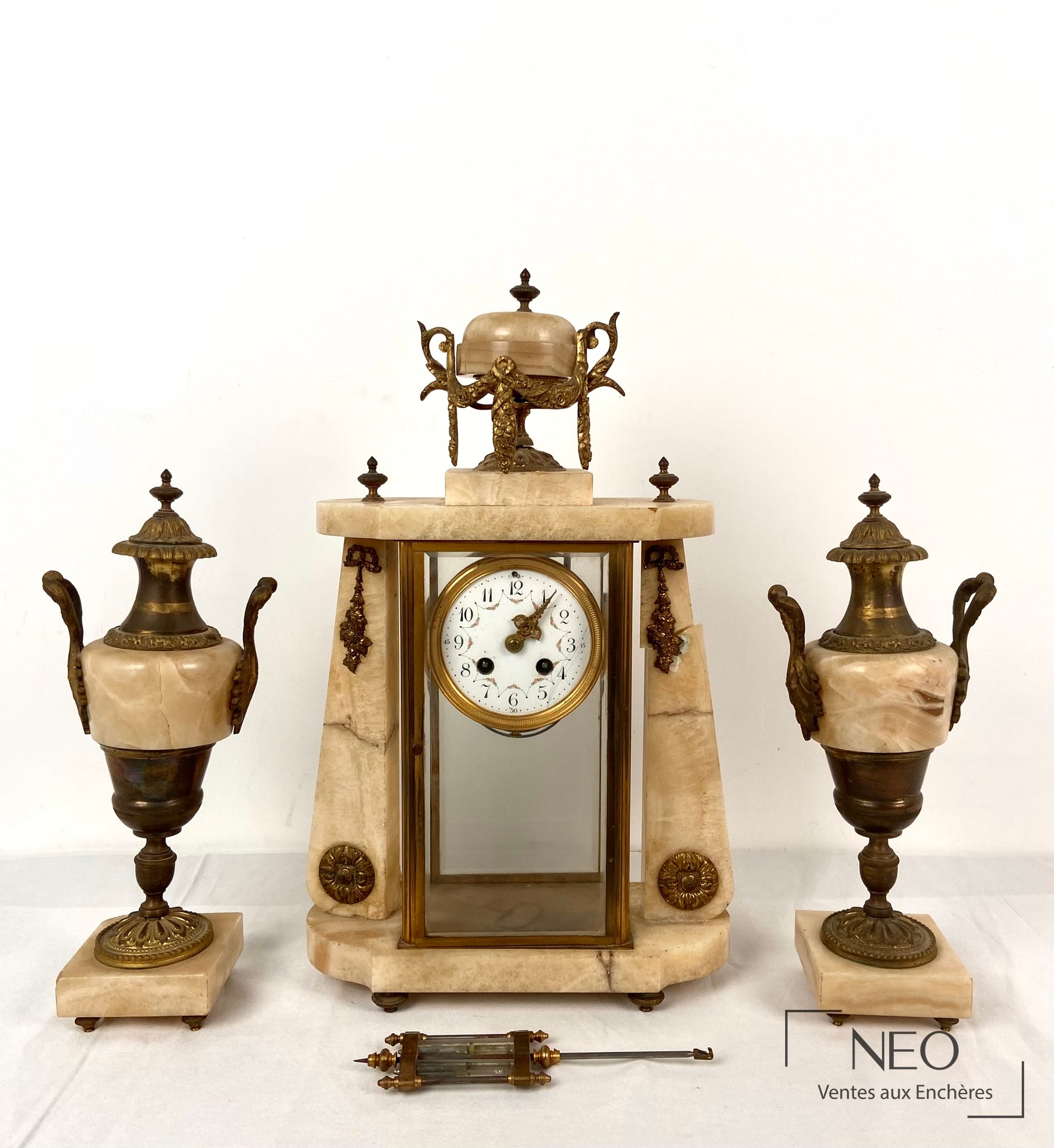 Garniture de cheminée avec pendule portique et deux cassolettes en métal doré et agate