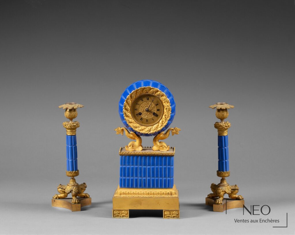 Garniture de cheminée en bronze doré et faïence bleue avec pendule centrale et deux bougeoirs