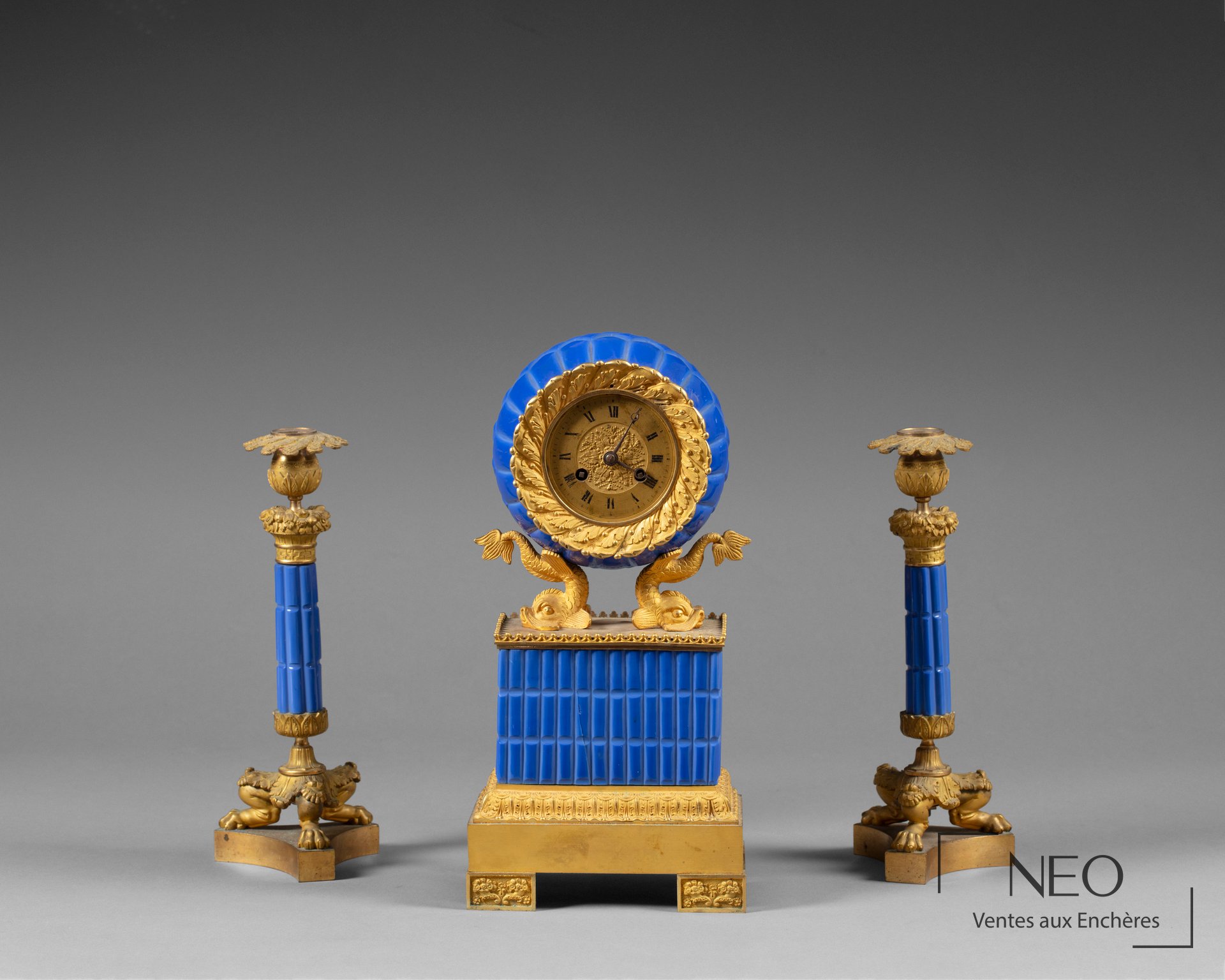 Garniture de cheminée en bronze doré et faïence bleue avec pendule centrale et deux bougeoirs