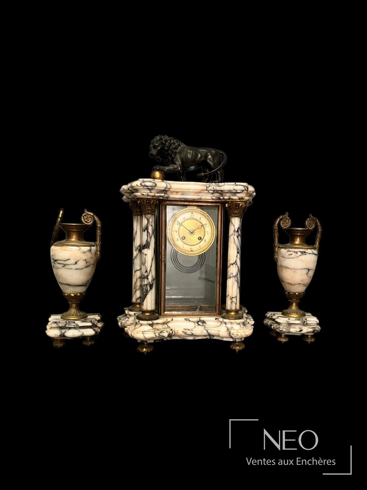Garniture de cheminée en marbre blanc avec pendule portique et deux vases assortis