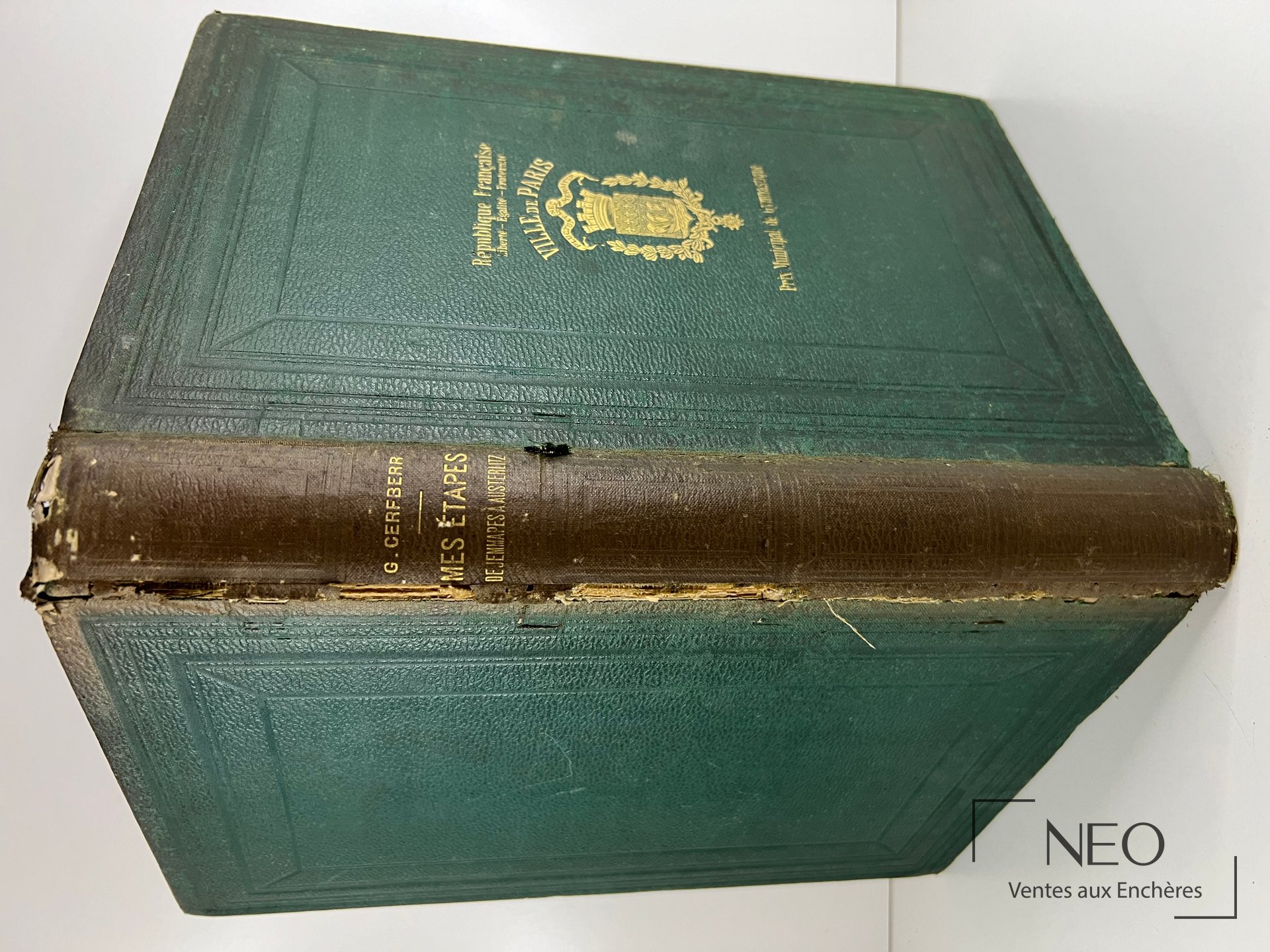 Livre relié vert et brun