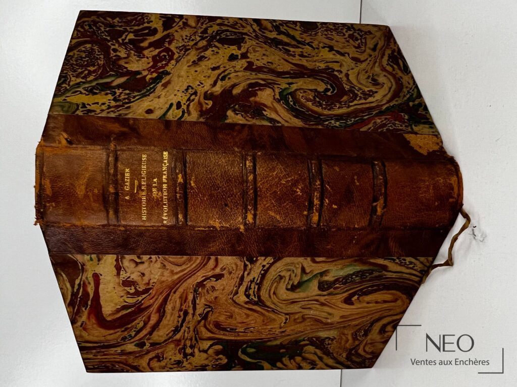 Dos en demi basane d'un livre ancien avec titre doré et reliure frottée.