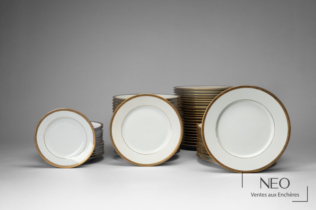 Service de 71 assiettes en porcelaine blanche à liseré doré