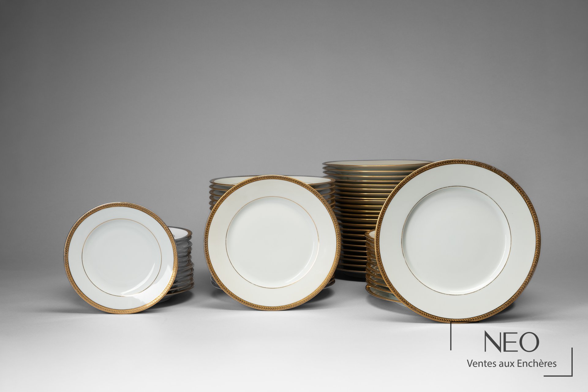 Service de 71 assiettes en porcelaine blanche à liseré doré
