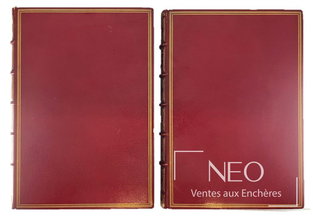 Deux volumes reliés en maroquin rouge avec filets dorés sur les plats.