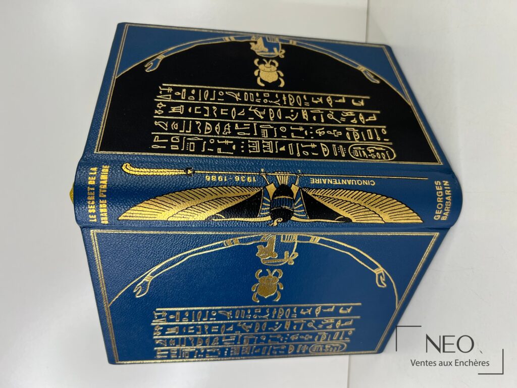 Couverture bleue et noire ornée de décors dorés avec le nom Georges Barbarin
