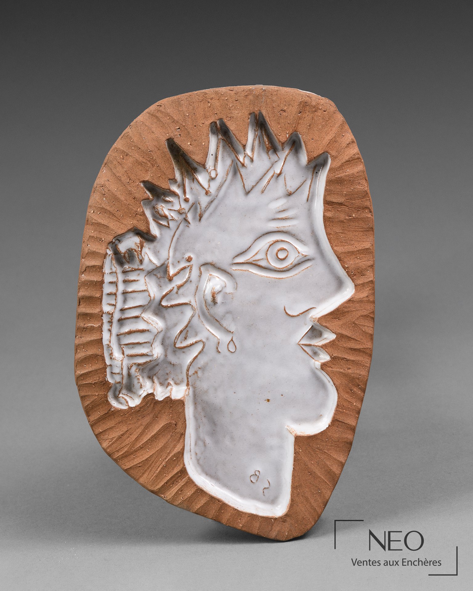 Tête de femme en terre cuite glaçurée vue de profil
