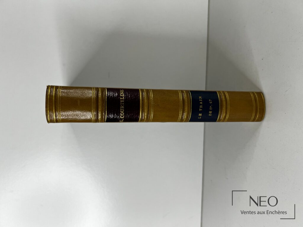 Dos d’un livre ancien en demi basane avec titres dorés et nerfs décorés