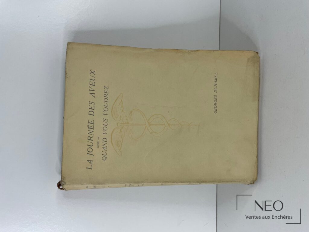 Couverture beige du livre Georges Duhamel avec titre imprimé et trace d’usure aux bords.