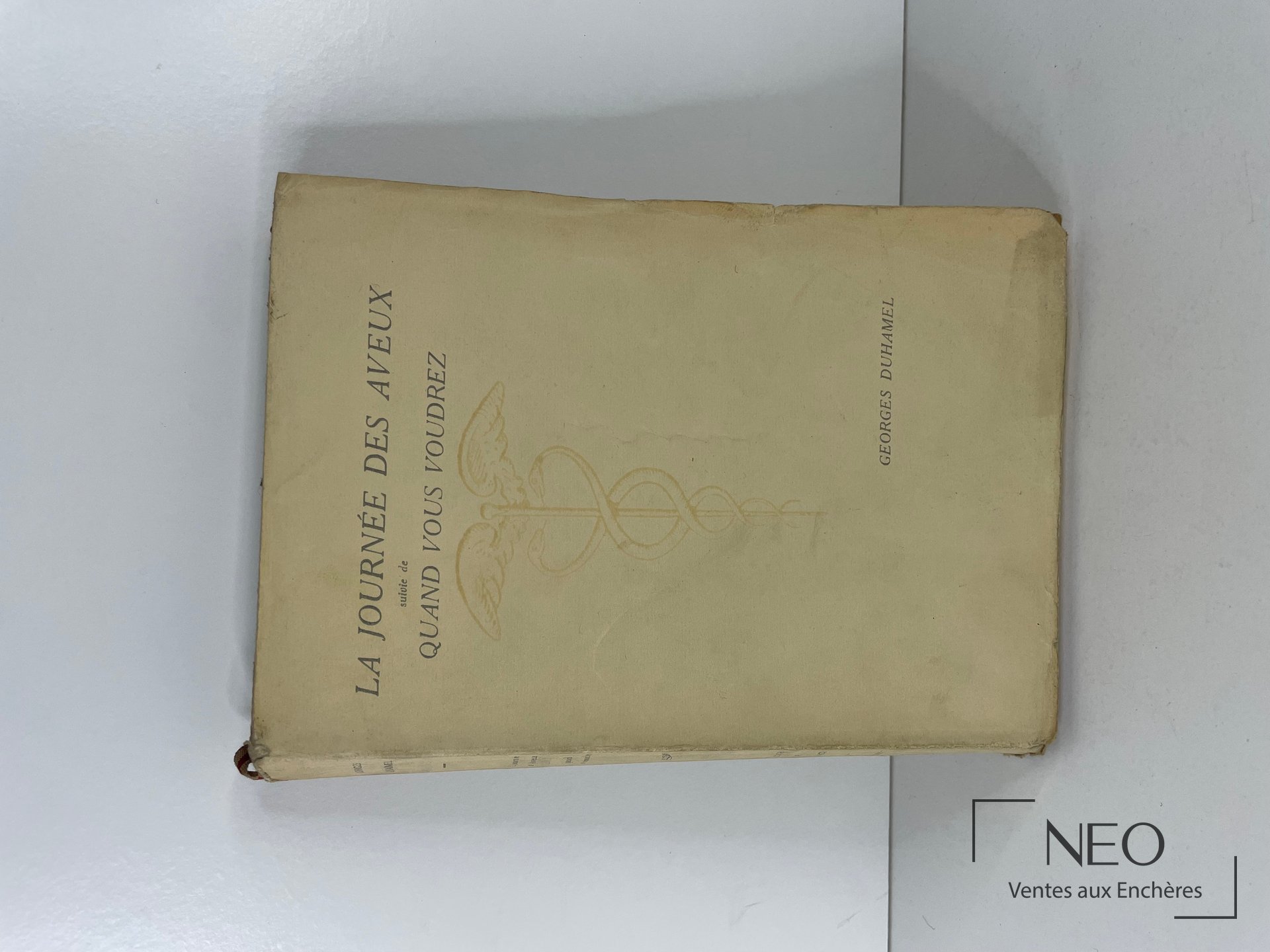 Couverture beige du livre Georges Duhamel avec titre imprimé et trace d’usure aux bords.