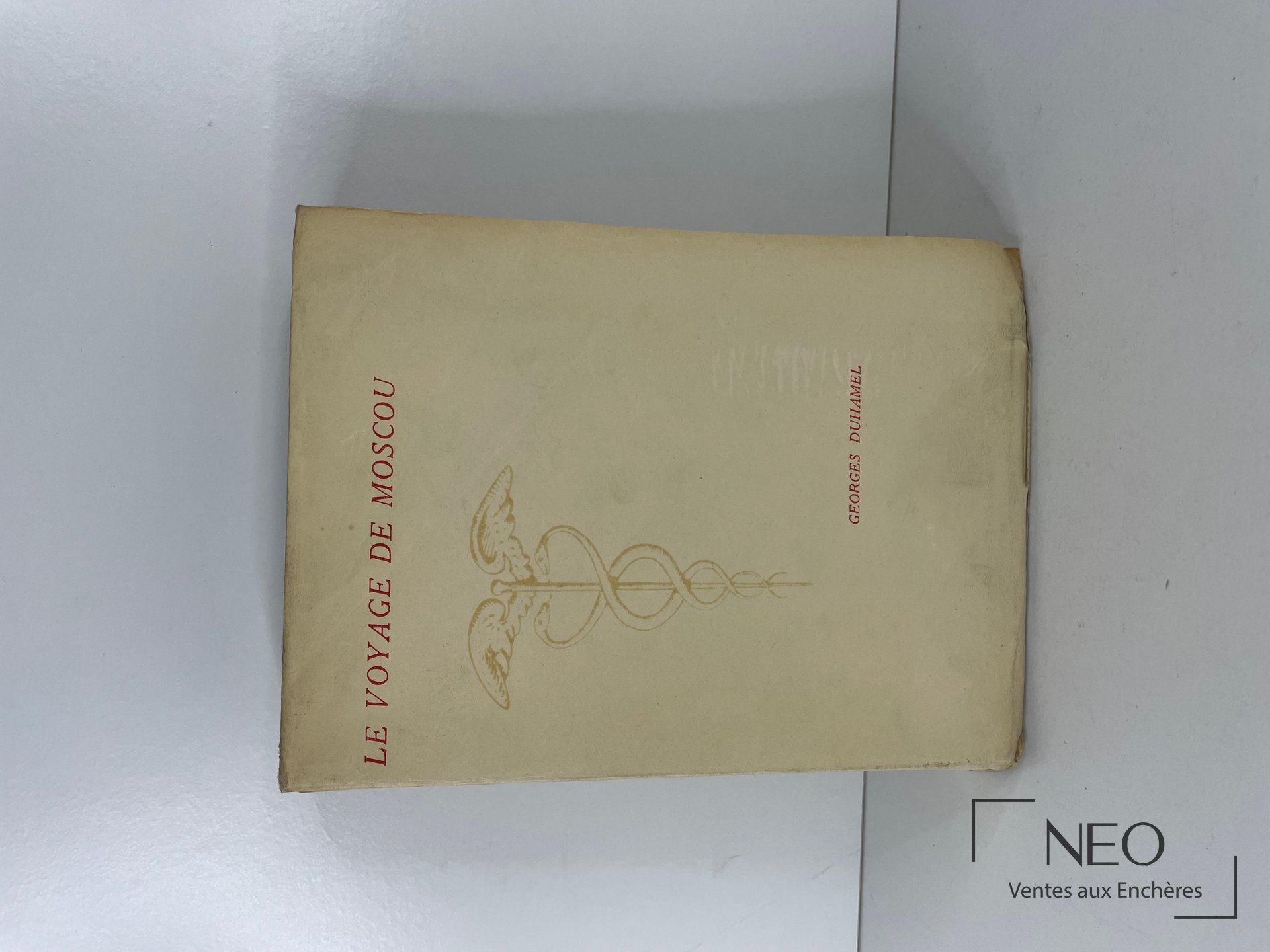 Couverture beige du livre Le voyage de Moscou de Georges Duhamel