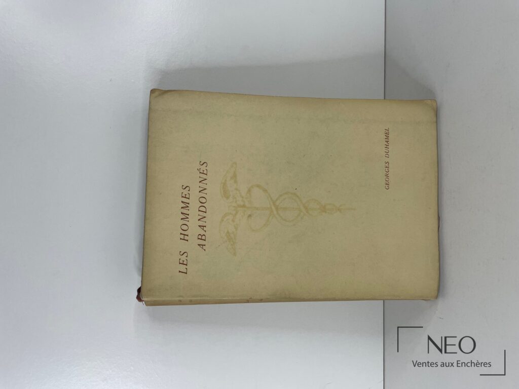 Couverture beige du livre Les hommes abandonnés de Georges Duhamel