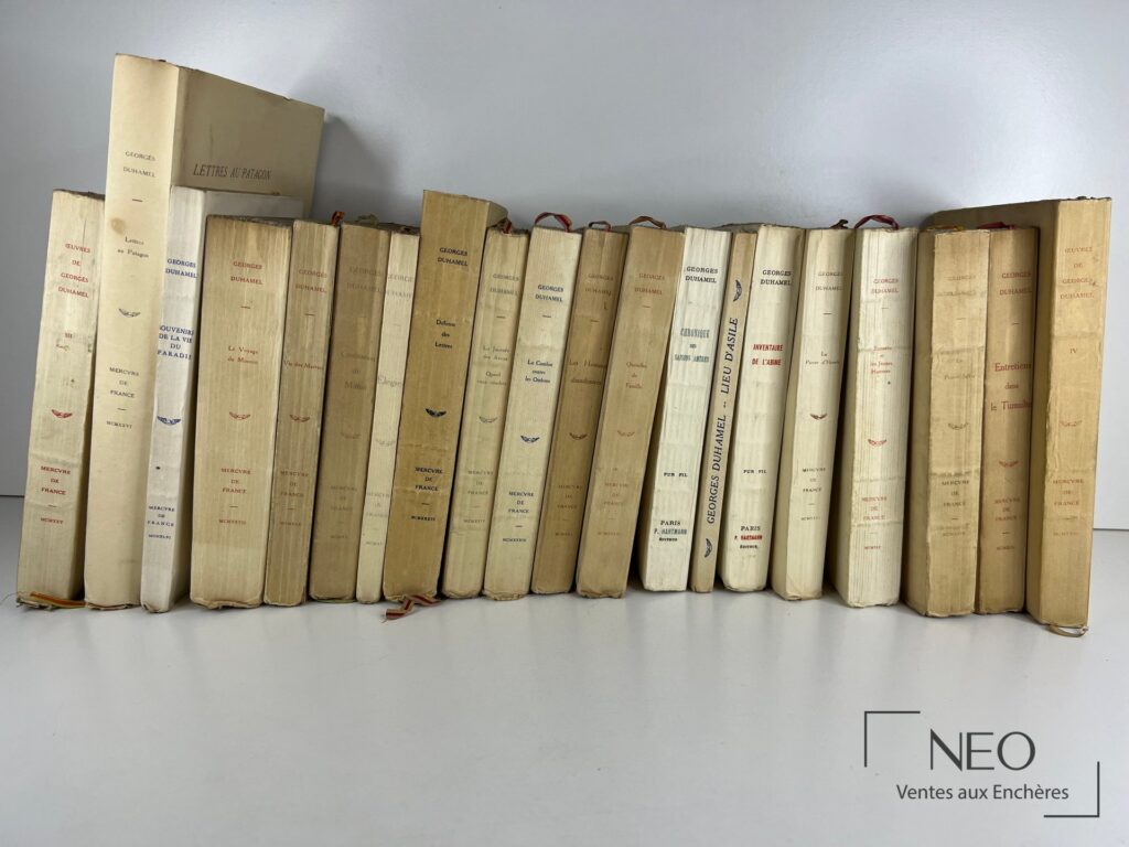 Ensemble de reliures et couvertures de livres de Georges Duhamel alignés.