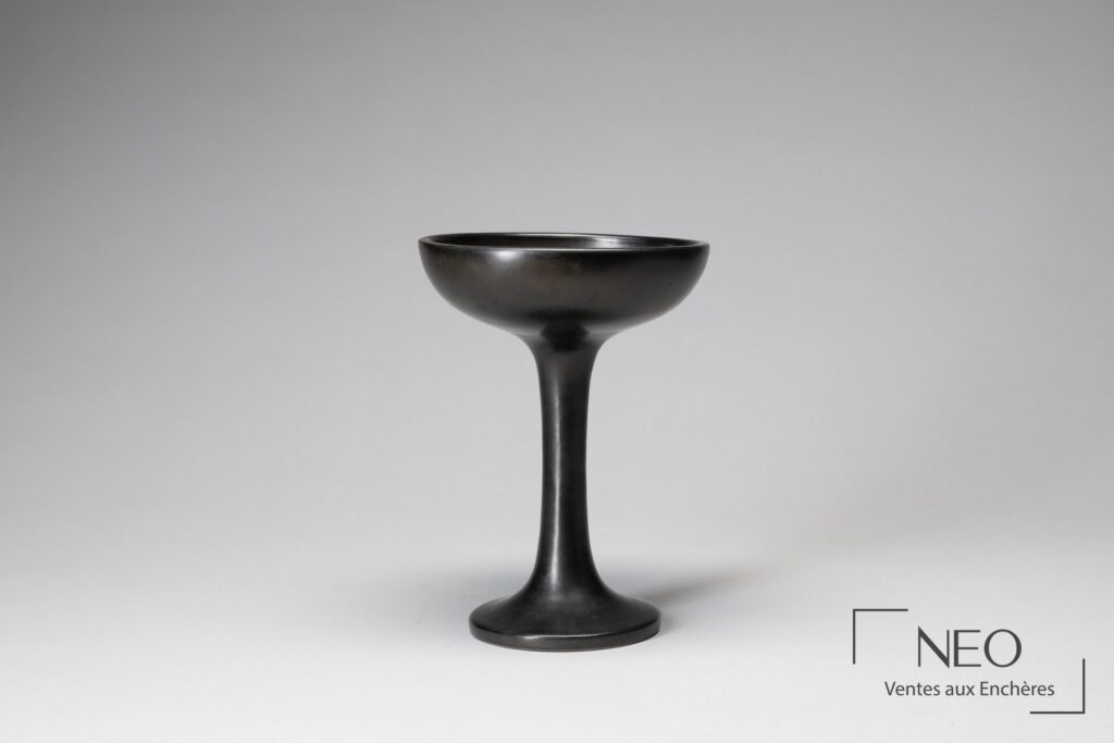 Calice en céramique émaillée noire de profil face