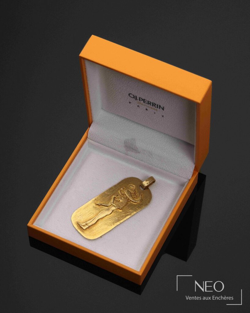 Pendentif OJ Perrin en or jaune 18 carats présenté dans son écrin orange