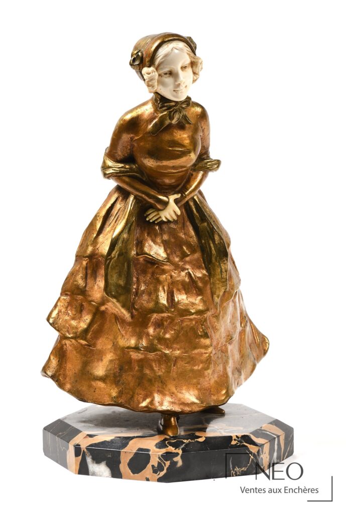 Sculpture chryséléphantine représentant une jeune fille en robe à crinoline