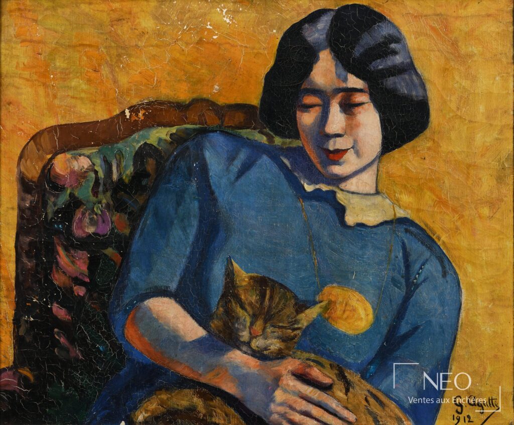 Figure féminine assise en robe bleue tenant un chat