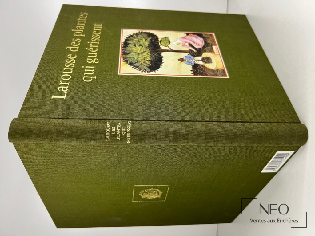 Couverture verte illustrée du livre Larousse des plantes qui guérissent de Gérard Debuigne