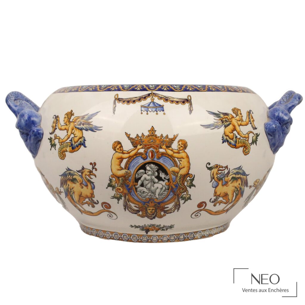 Coupe circulaire GIEN en faïence à grotesques polychromes avec anses en dauphins bleus