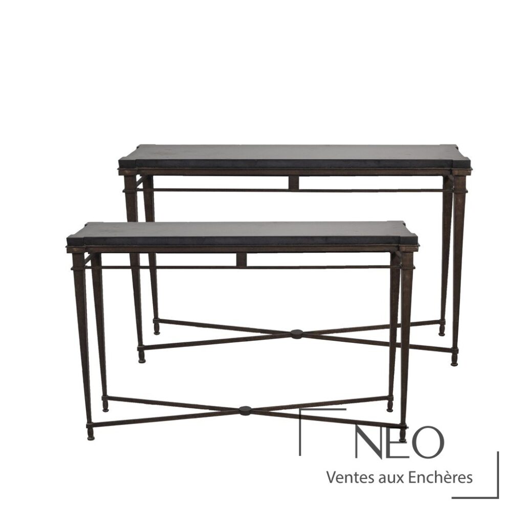 Paire de consoles en fer forgé avec dessus de marbre noir