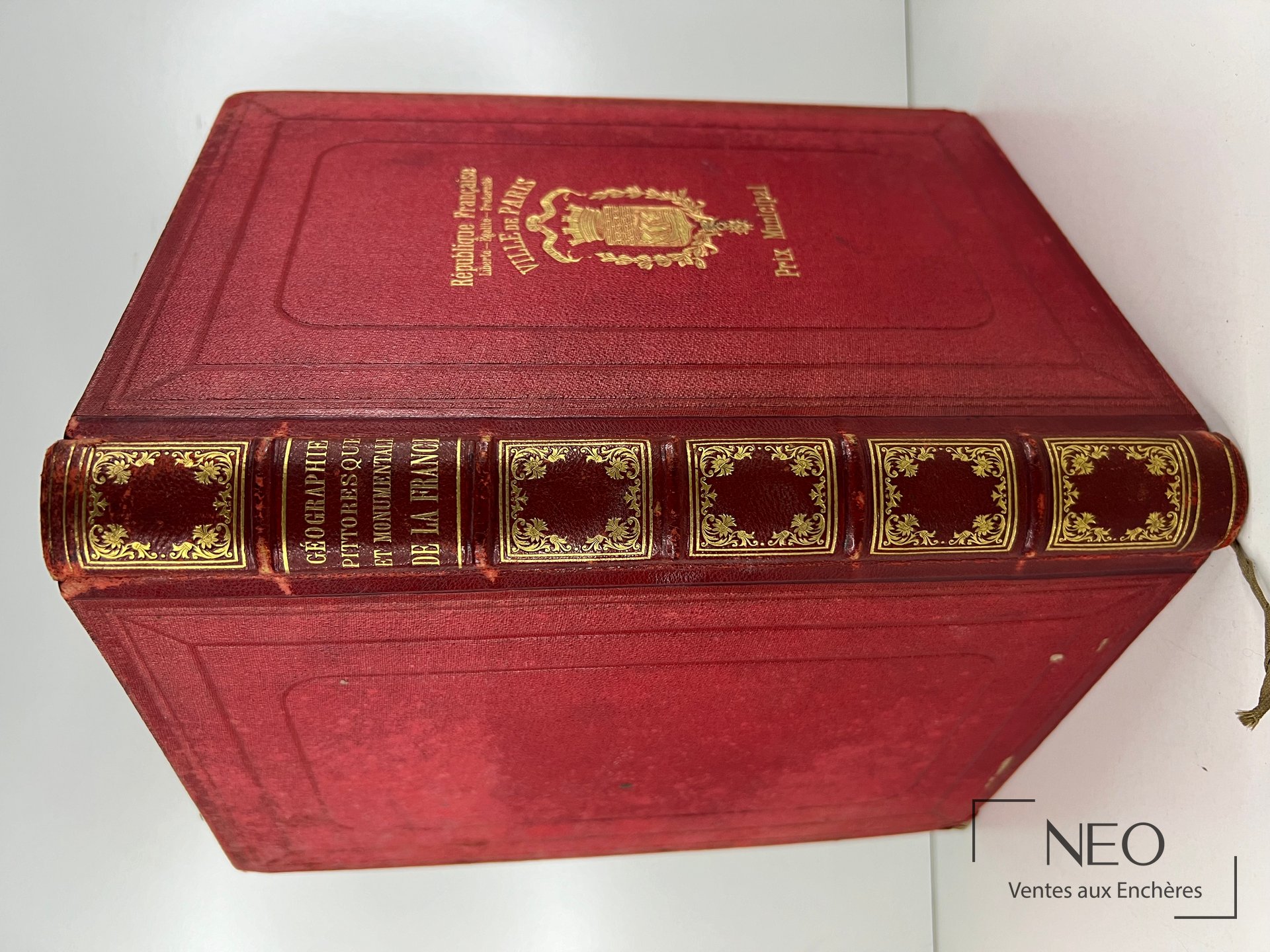 Reliure rouge ornée de filets dorés et titre au dos