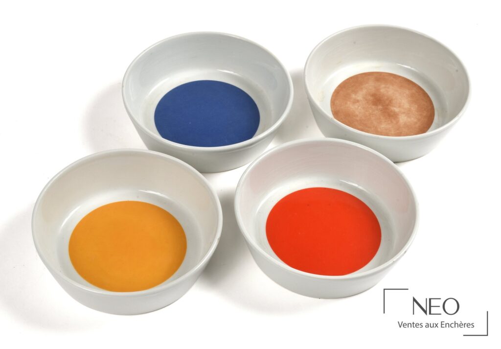 Suite de quatre coupelles en porcelaine à décor de disques colorés