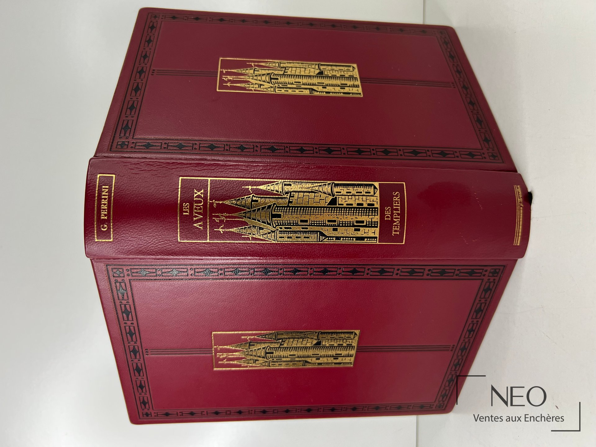 Reliure éditeur rouge bordeaux de Les aveux des templiers