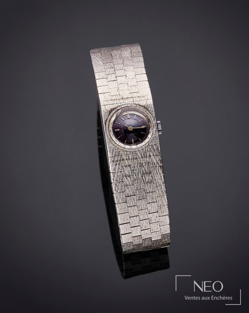 Montre Girard Perregaux Gyromatic de dame avec cadran aubergine et bracelet en argent