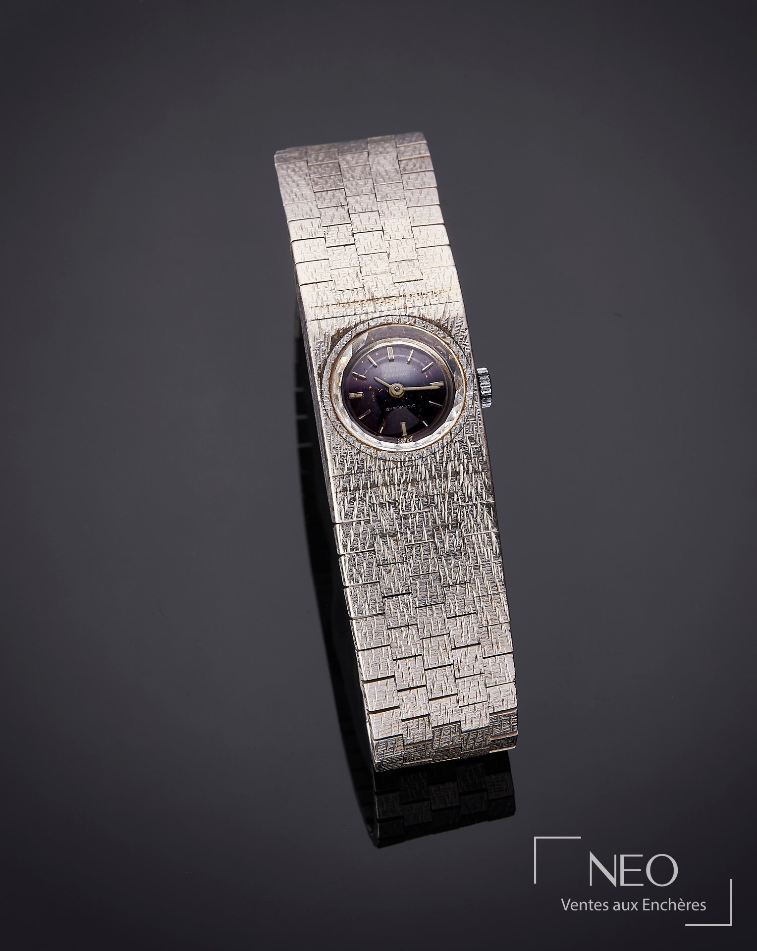 Montre Girard Perregaux Gyromatic de dame avec cadran aubergine et bracelet en argent