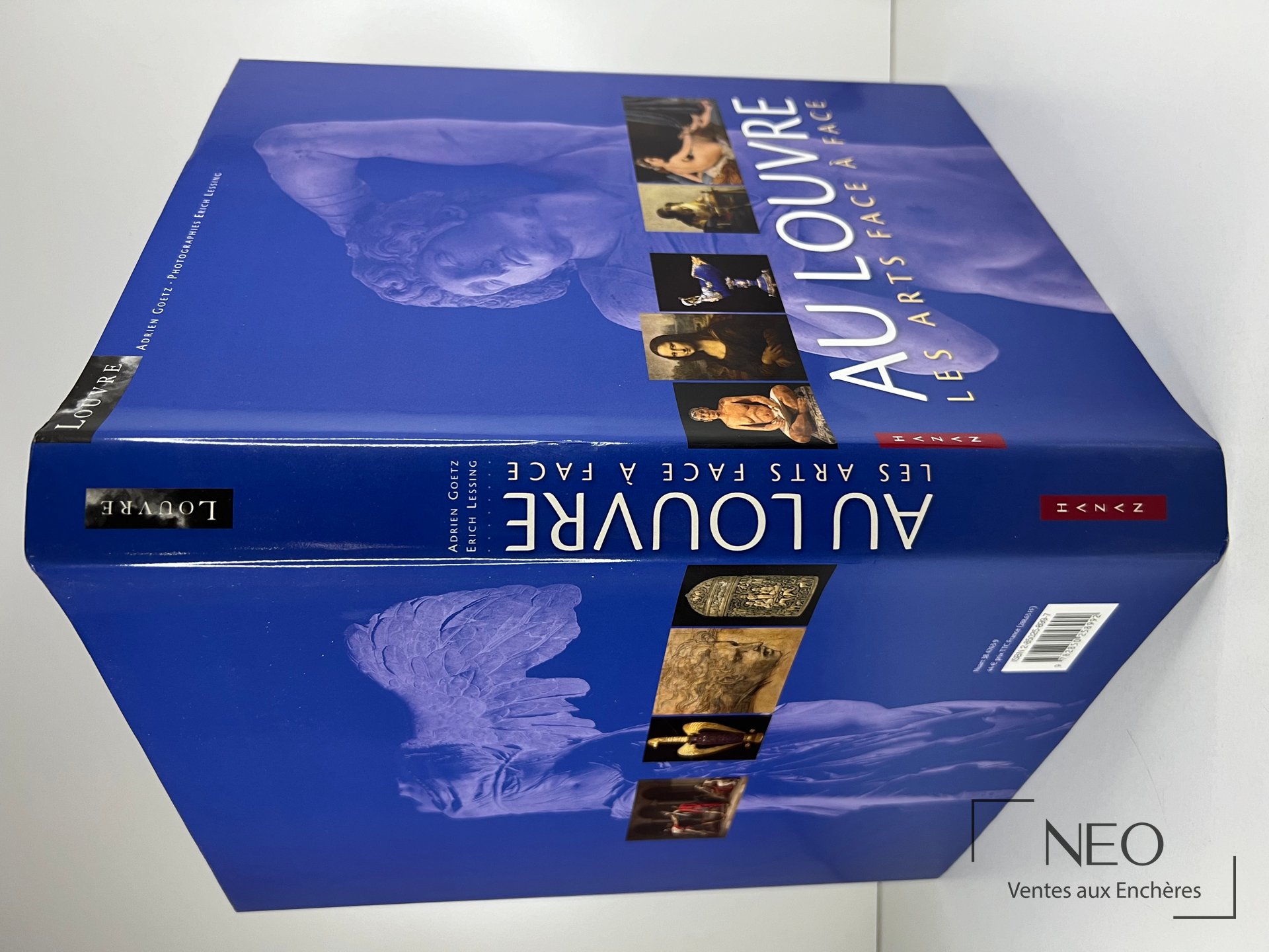 Couverture bleue du livre Au Louvre Les arts face à face de Goetz / Lessing