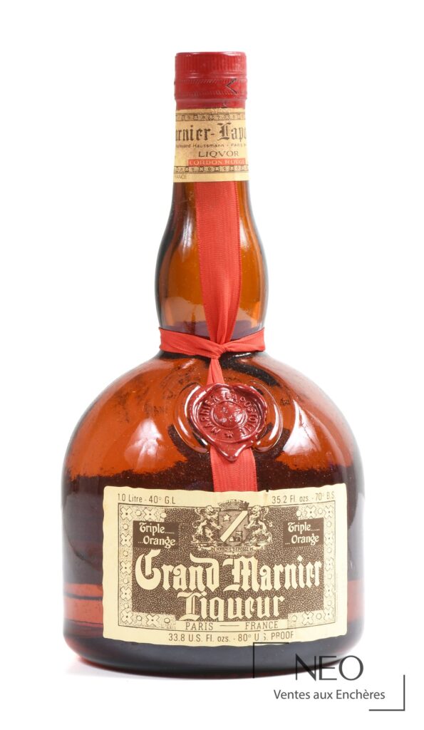 Bouteille de liqueur Grand Marnier Lapostolle vue de face avec étiquette et ruban rouge