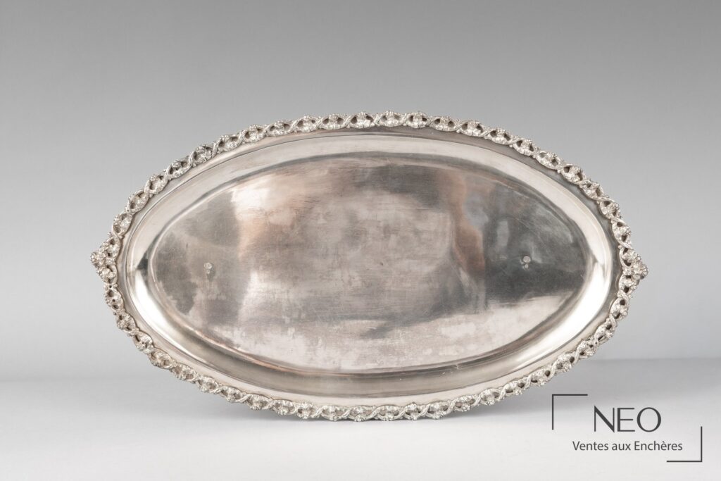 Grand plat ovale en argent avec frise appliquée sur le bord