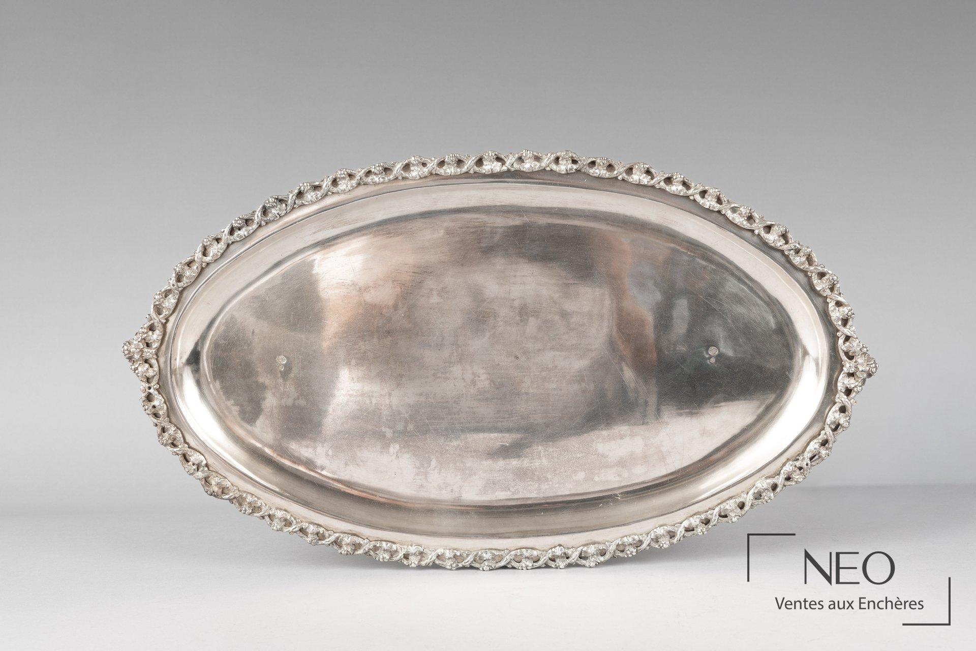 Grand plat ovale en argent avec frise appliquée sur le bord