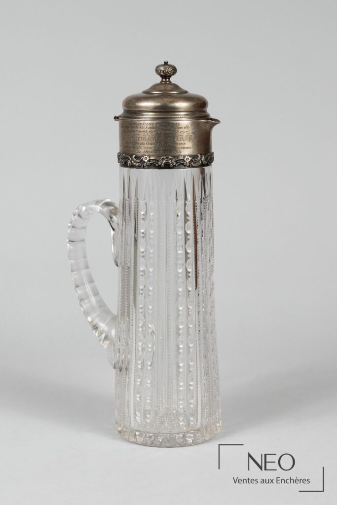 Grande carafe en verre pressé-moulé avec monture en argent et anse moulée