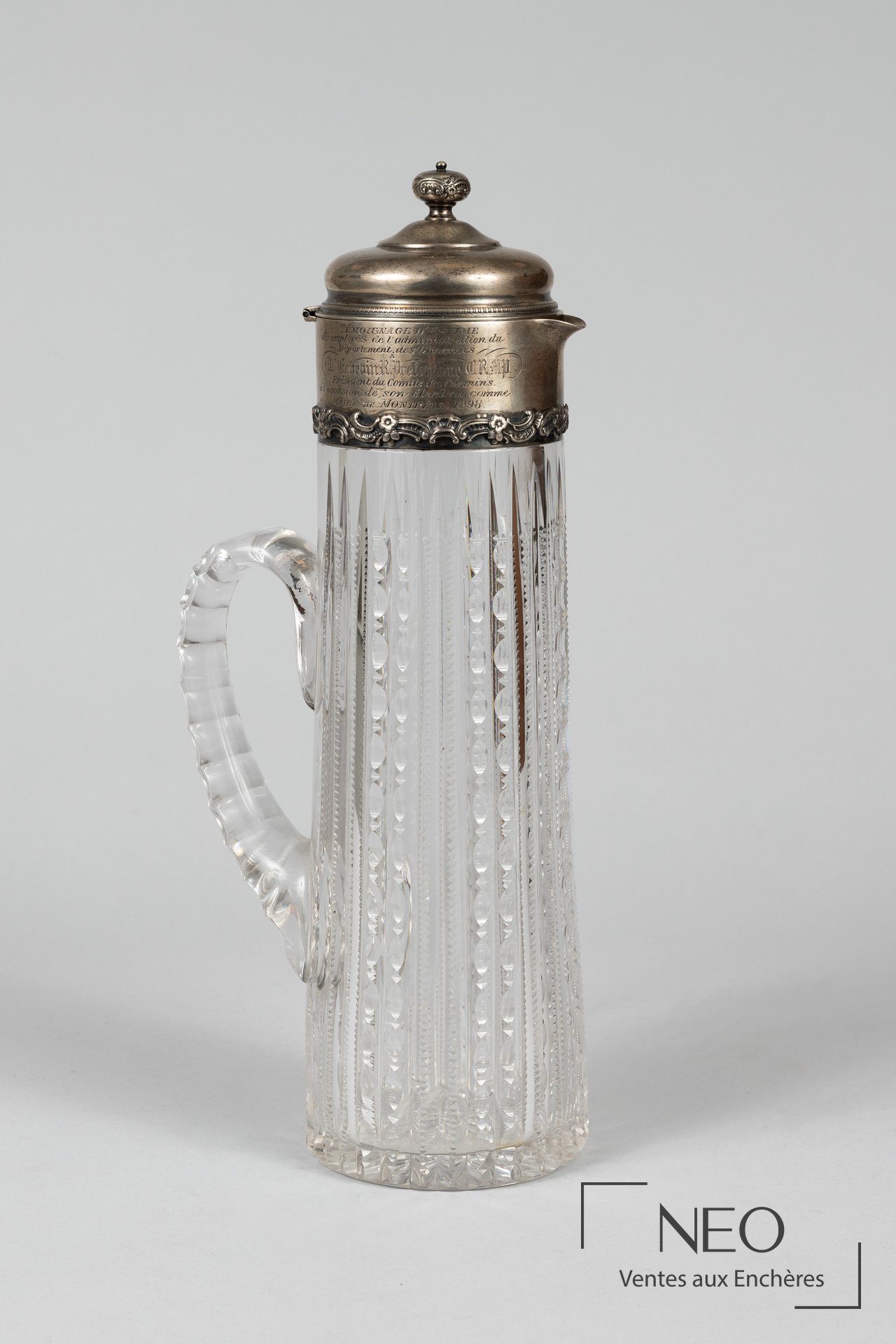 Grande carafe en verre pressé-moulé avec monture en argent et anse moulée
