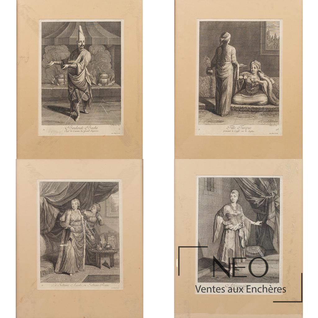 Ensemble de quatre gravures encadrées sur fond beige