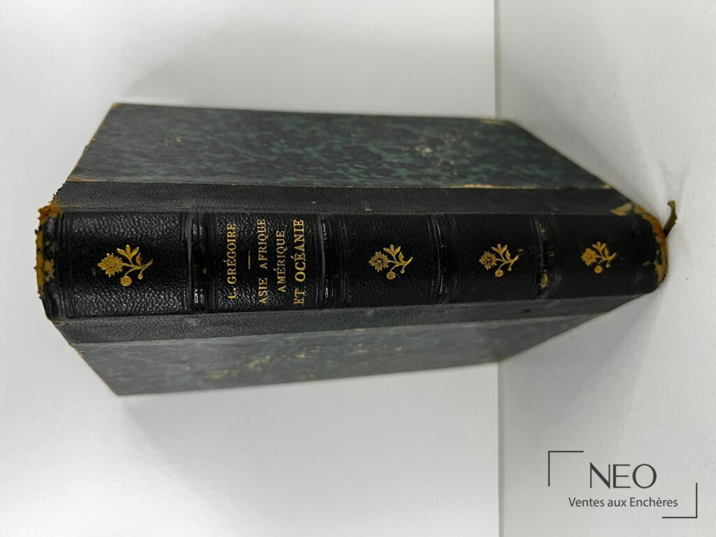 Dos d'un livre relié en demi chagrin vert avec titres dorés et fleurons