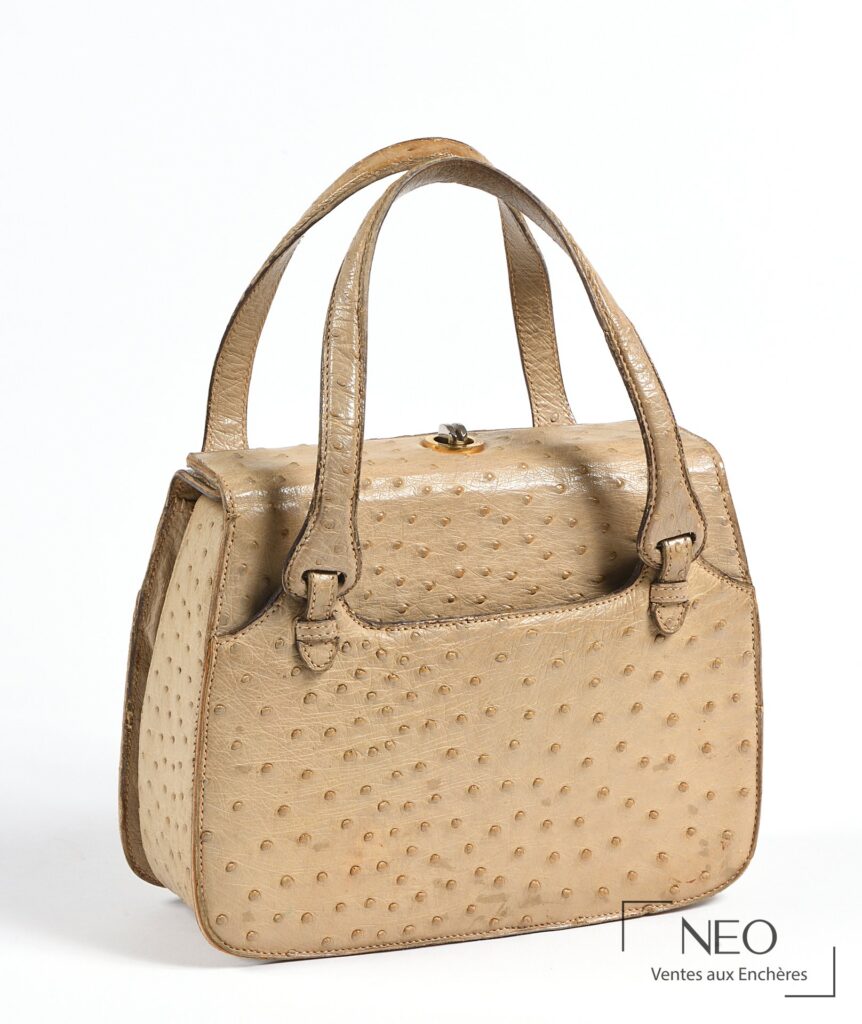 Sac Gucci en autruche lustré beige vu de trois quarts