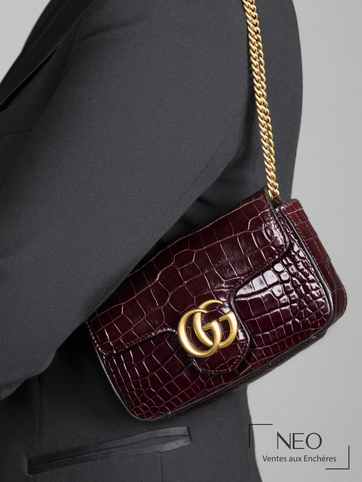 Sac Gucci GG Marmont en cuir de crocodile prune porté à l'épaule