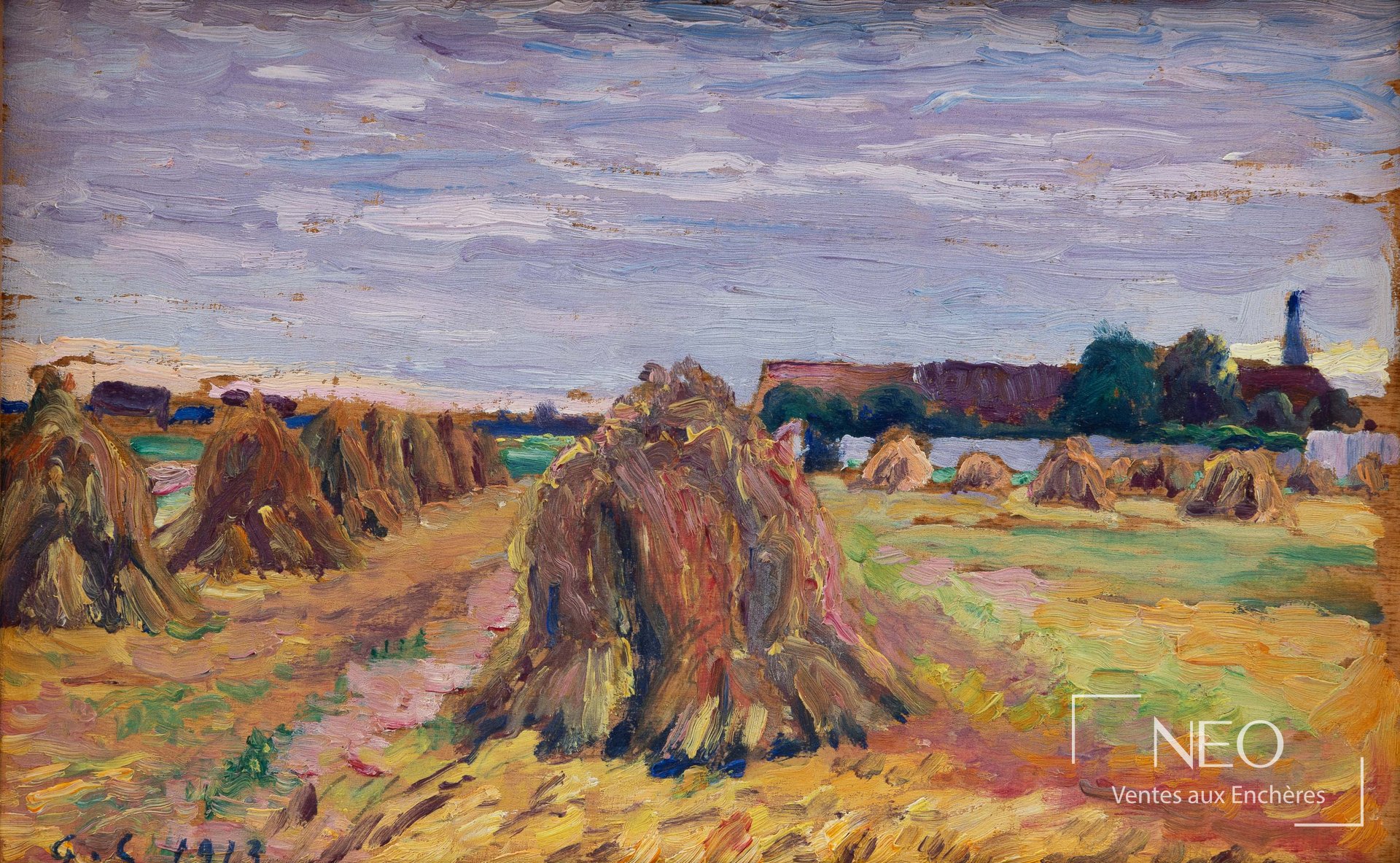 Paysage de moisson aux meules de foin sous un ciel clair