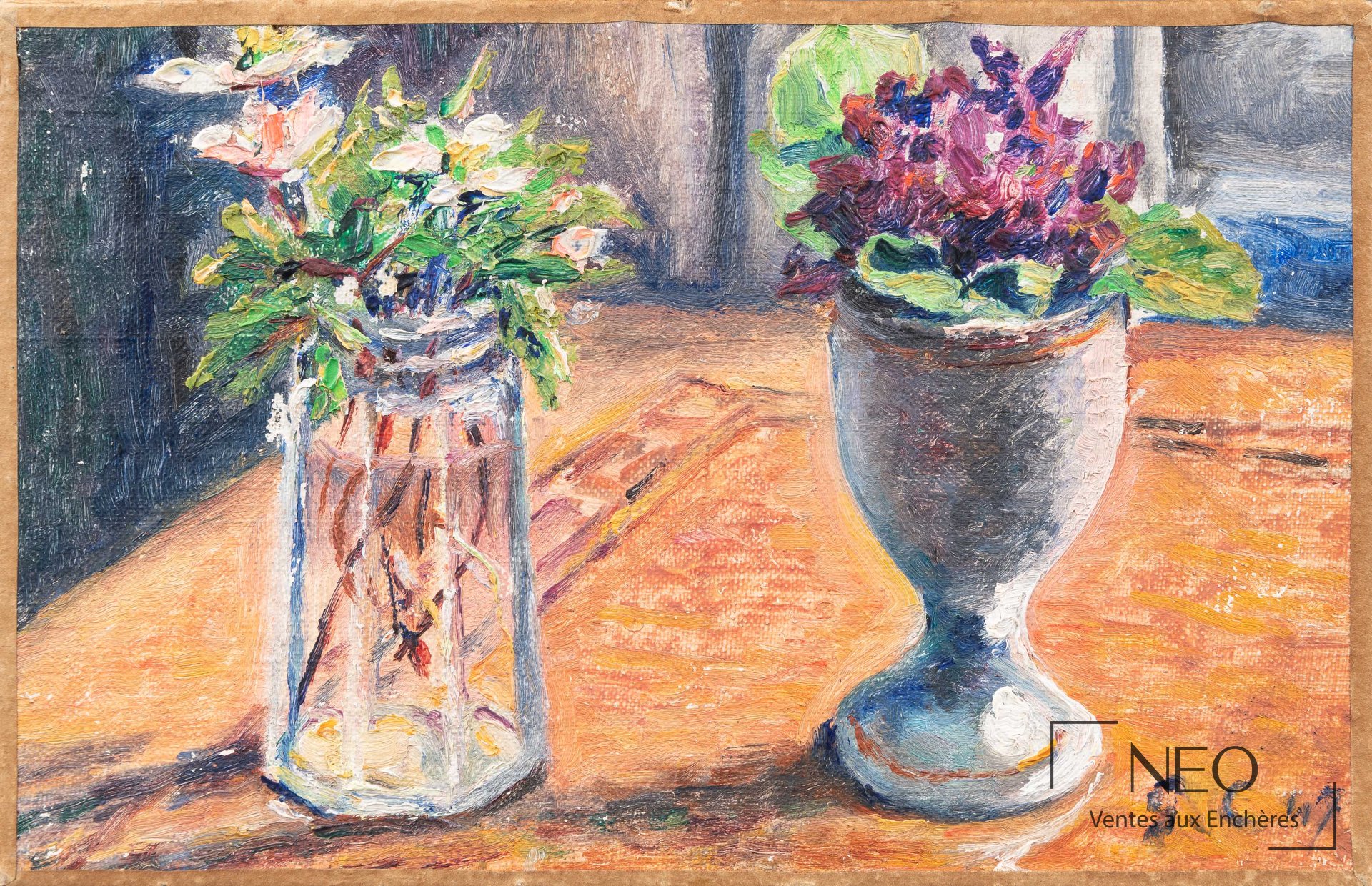 Nature morte de Gustave Cariot avec deux vases fleuris sur fond sombre
