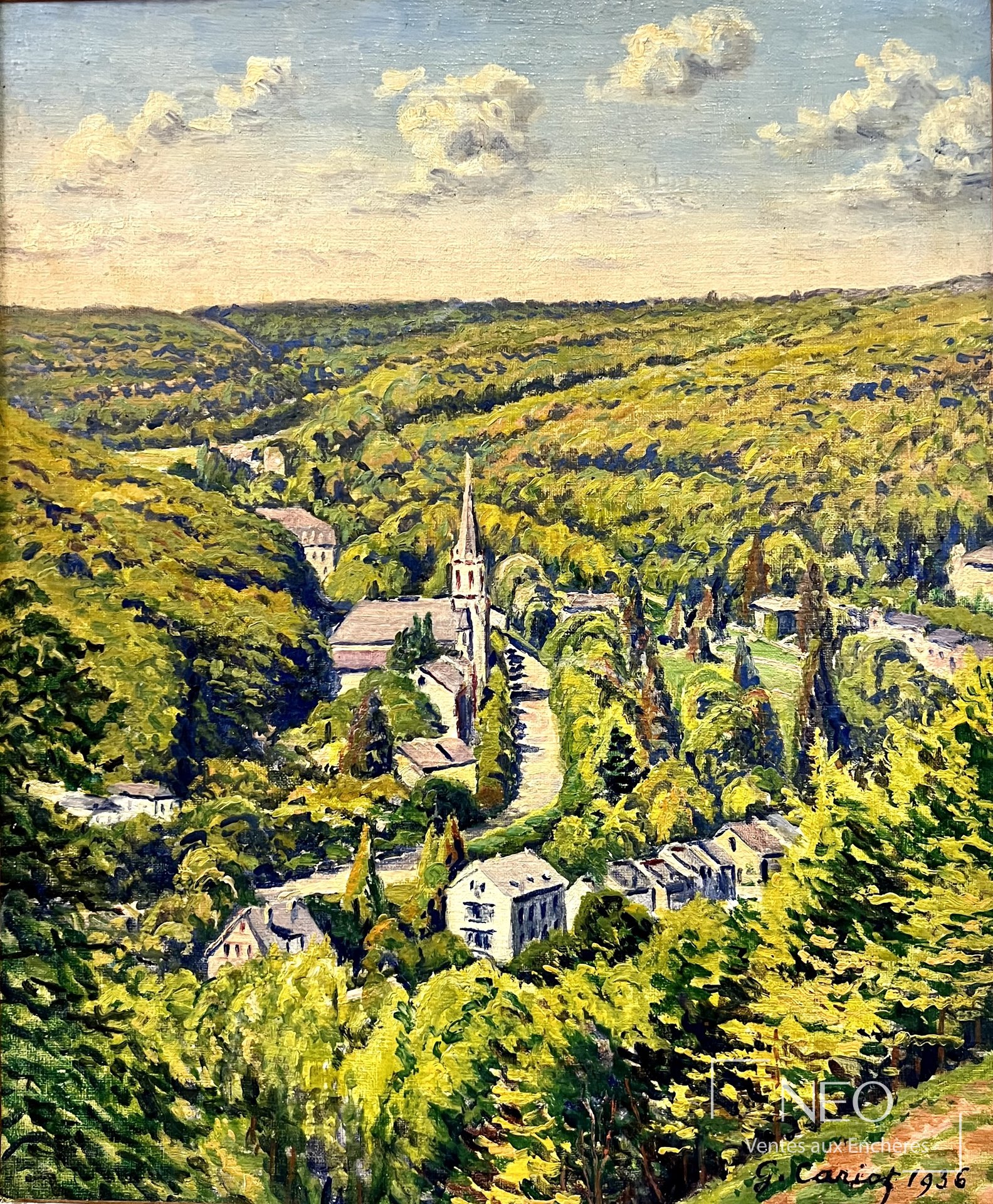 Paysage de village dans une vallée boisée sous un ciel nuageux