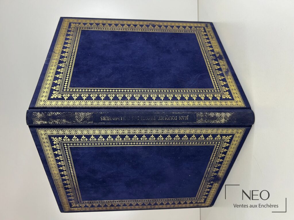 Couverture rigide bleue ornée de filets dorés