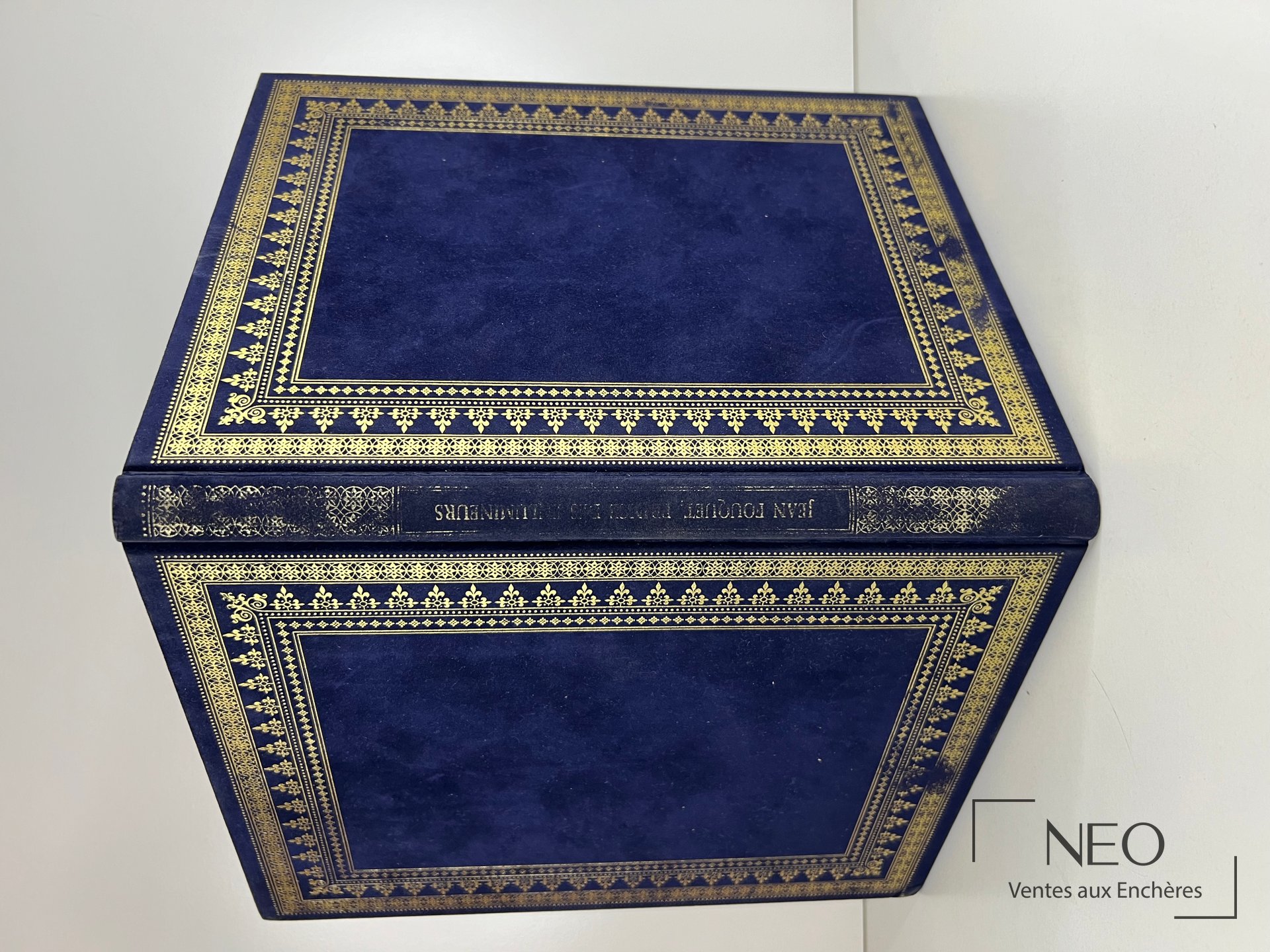 Couverture rigide bleue ornée de filets dorés