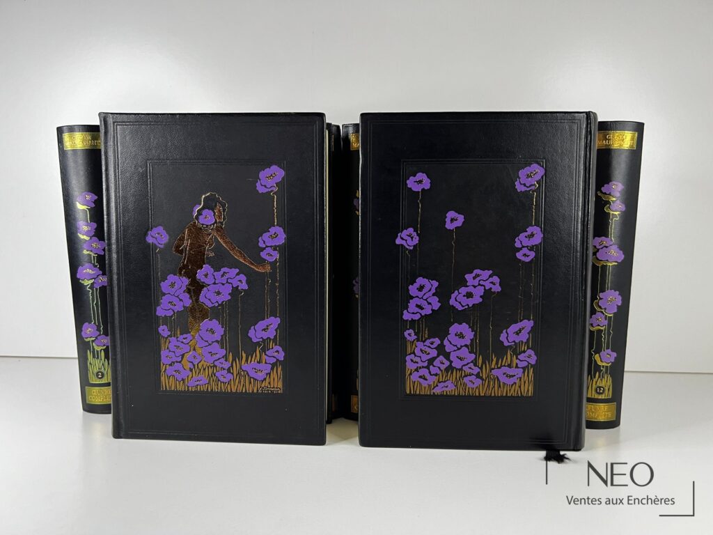 Ensemble de douze volumes noirs à décor floral violet et doré de Guy de Maupassant