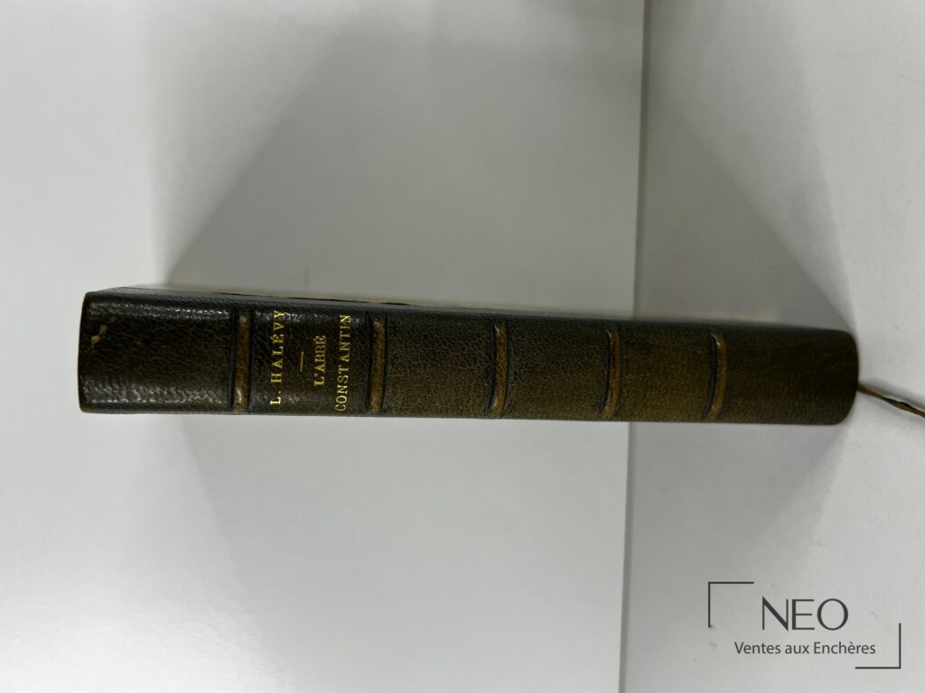 Dos en demi chagrin bleu avec titre doré sur des nerfs.